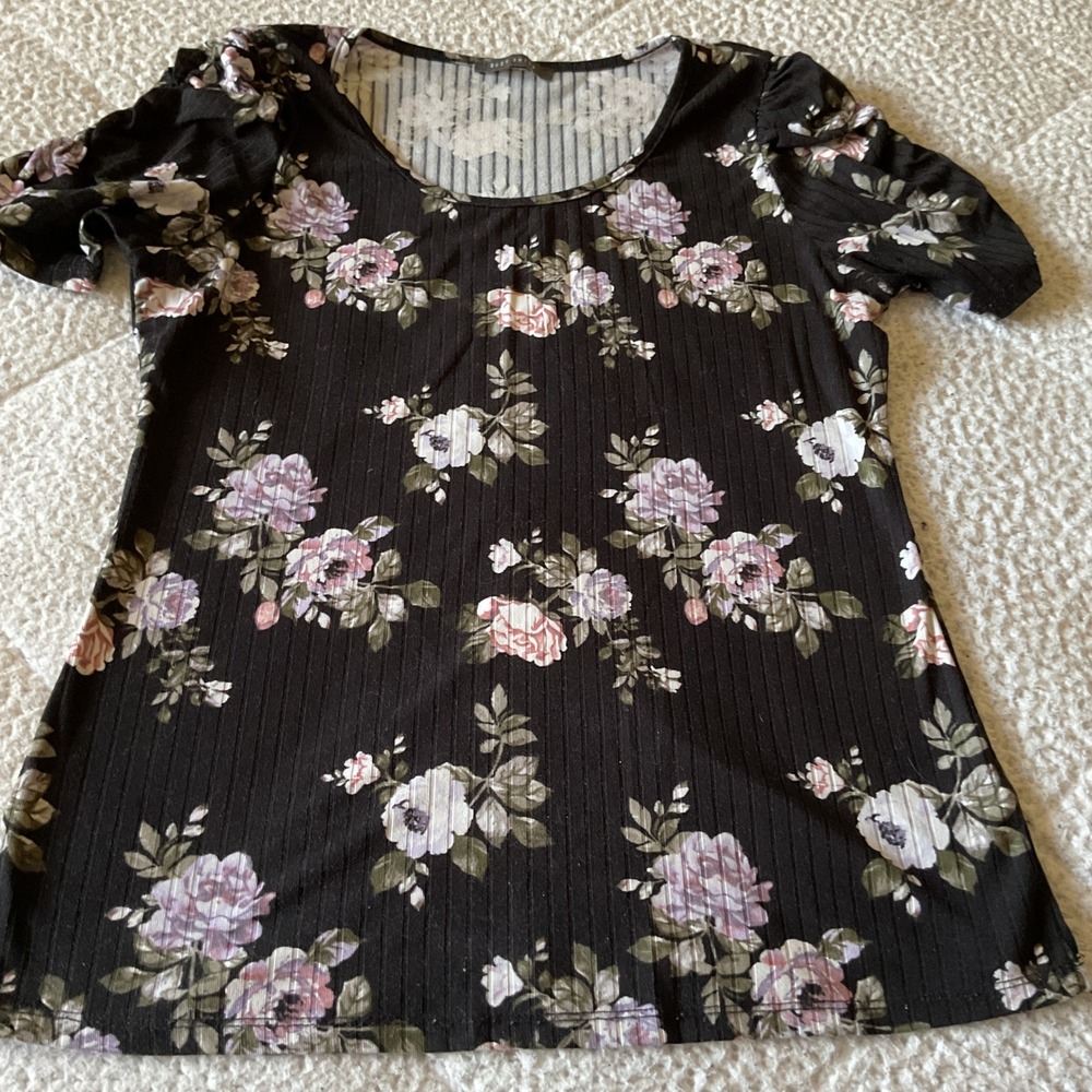 Suzy Shier Ribbed Floral Top Womens Medium Black Scoop Neck Puff Short Sleeve